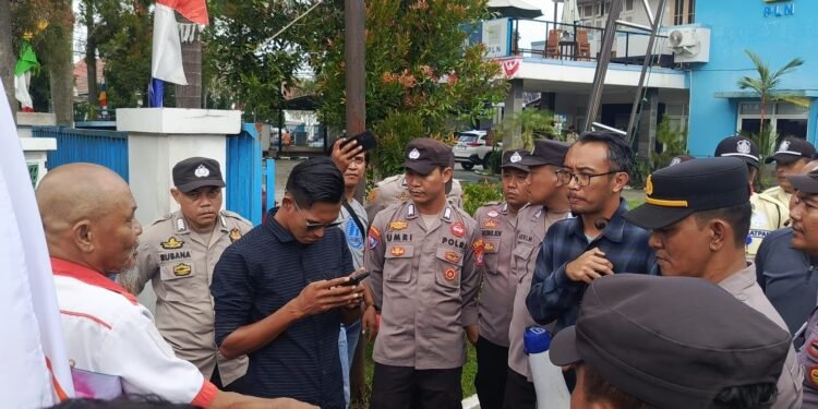 Kapolsek Rangkasbitung Bersama Jajaran Polres Lebak PAM Aksi Unras Di Kantor PLN UP 3 Banten Selatan