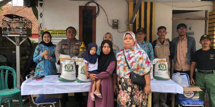 Bhabinkamtibmas Desa Dukuh Pantau Penyaluran Bantuan Beras dari Bulog, 112 Warga Terima Manfaat