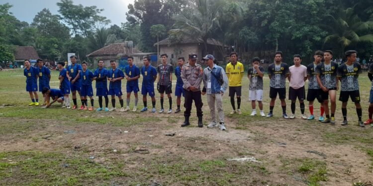 Anggota Polsek Warunggunung lakukan PAM Turnamen Sepak Bola Tingkat RT Desa Banjarsari dalam Rangka memeriahkan HUT RI Yang ke 80.