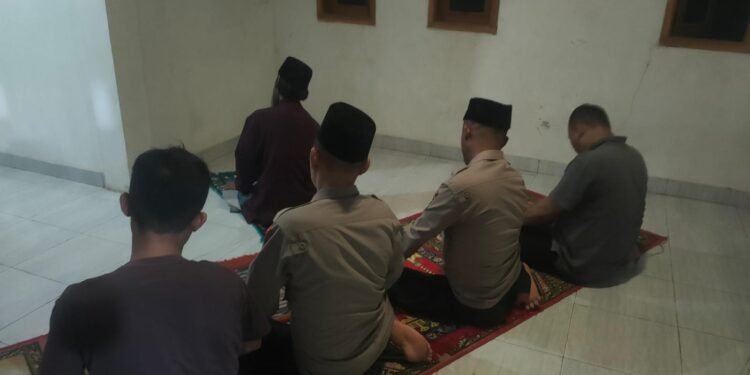 Jalin Kedekatan, Personil Curugbitung Polres Lebak Melaksanakan Sholat Subuh Berjamaah Keliling
