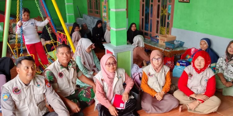 Bhabinkamtibmas Polsek Rangkasbitung Polres Lebak Dan Babinsa Sapa Warga Kampung Sentral