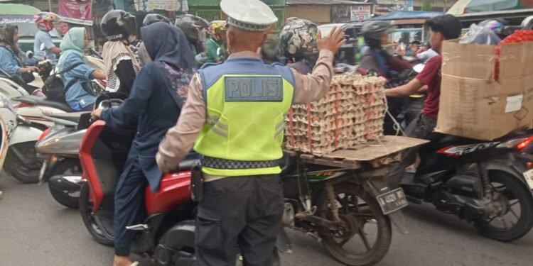Anggota Satlantas Polsek Balaraja Polresta Tangerang Tertibkan Arus Sore di Jln Raya Kresek Portal Balaraja