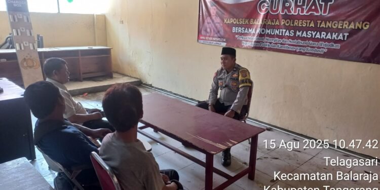 Aipda Guntur P. Bhabinkamtibmas Polsek Balaraja Polresta Tangerang Melaksanakan Jum’at Curhat & Sampaikan Pesan Kamtibmas Kepada Warga Desa Binaanya