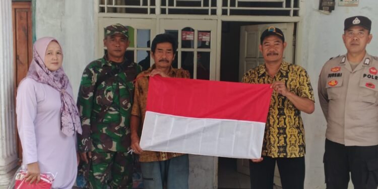 Bhabinkamtibmas Polsek Rangkasbitung Polres Lebak Bersama Babinsa Bagikan Bendera Merah Putih Kewarga Desa Binaan