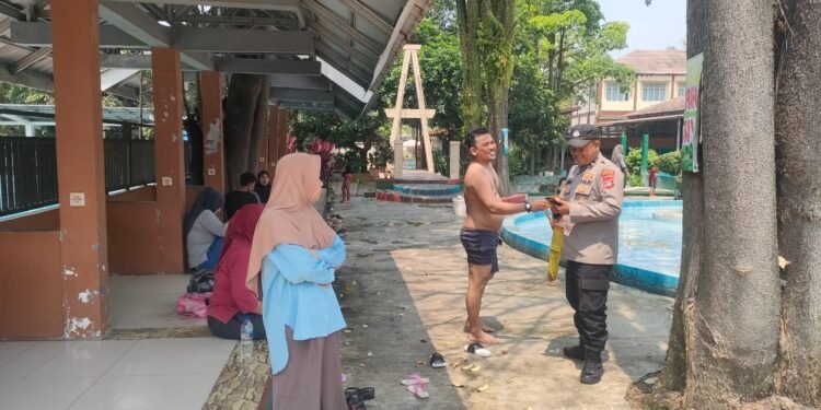 Temui Pengunjung Kolam Renang,Anggota Polsek Rangkasbitung Polres Lebak Sampaikan Pesan Kamtibmas