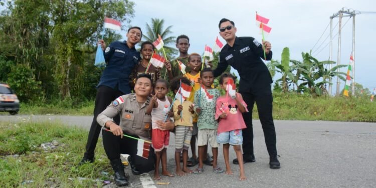 Memperingati HUT RI ke-80, Satgas Ops Damai Cartenz Ajak Anak-anak Iwaka Kenali Arti Kemerdekaan