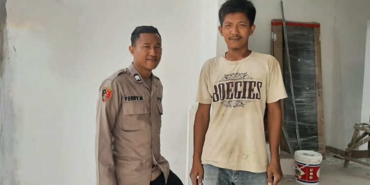 Bhabinkamtibmas  Polsek Puloampel Jumpai Warga Desa Binaan Samapikan Pesan Kamtibmas