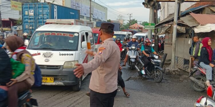 Wujud Pelayanan Prima Anggota Polsek Balaraja Ciptakan Kamseltibcarlantas di Wilayah Hukum Polresta Tangerang