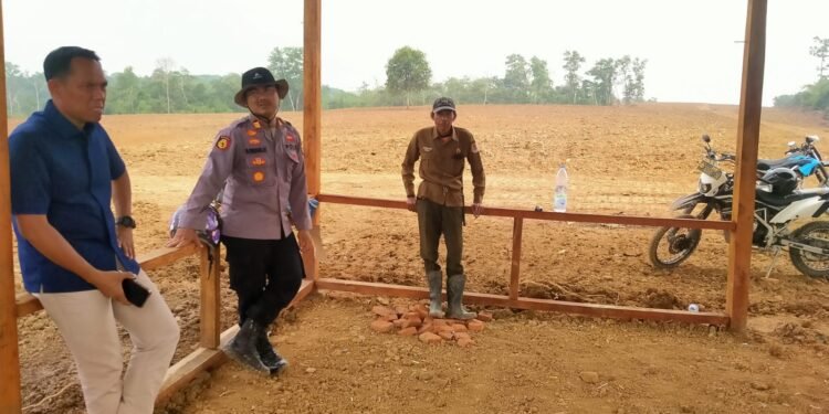 Cek Dan Kontrol Lahan, Kapolsek Cimarga Polres Lebak Monitoring Lahan Untuk Tanam Jagung Di Sangkanmanik Cimarga