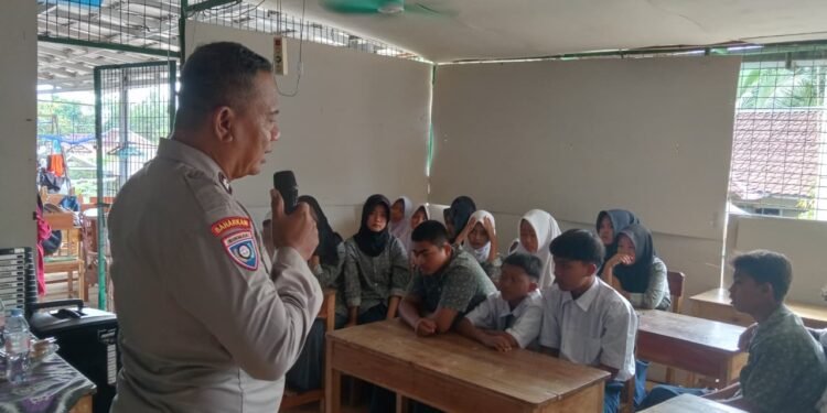 Humanis, Kanit Binmas Polsek Cimarga Polres Lebak Sosialisasi Bahaya Narkoba, Kenakalan Remaja, Tawuran, Balap Liar, Asusila Dan Genk Motor Kepada Pelajar MTS Al-Mas Intenjaya Cimarga