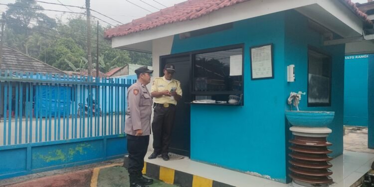 Sampaikan Pesan Kamtibmas Ke Satpam Gardu PLN,Anggota Polsek Rangkasbitung Polres Lebak Giat Patroli Obvit