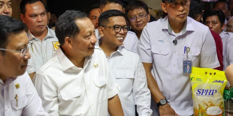 Gubernur Banten Andra Soni Dampingi Mendagri Tinjau Harga Pangan di Pasar Induk Rau, Kota Serang