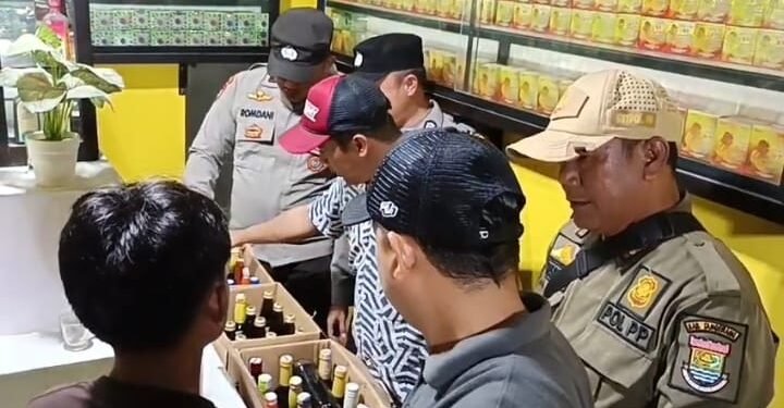 Tindaklanjuti Laporan Masyarakat, Polsek Cisoka Razia Depot Jamu, 122 Botol Miras Disita