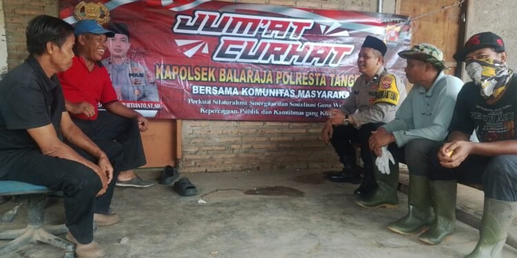 Sambang & Jum’at Curhat Bhabinkamtibmas Polsek Balaraja Polresta Tangerang Ajak Warga Desa Kubang Jaga Kamtibmas di Wilayah