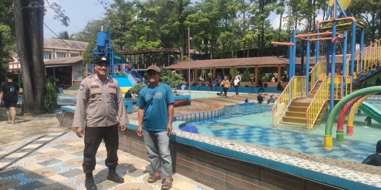 Berikan Edukasi Kamtibmas Ke Crew Kolam Renang, Anggota Polsek Rangkasbitung Polres Lebak Giat Monitoring