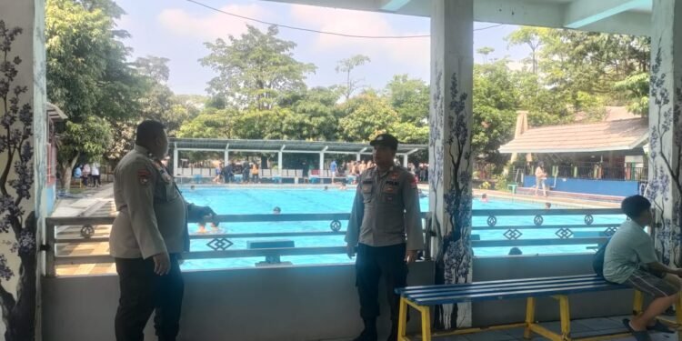 Pastikan Aman,Polsek Rangkasbitung Polres Lebak Monitoring Wisata Kolam Renang