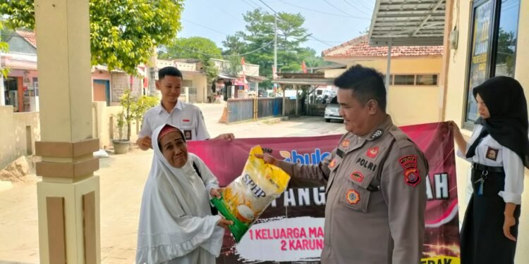 Bhabinkamtibmas Polsek Cimarga Polres Lebak Kawal Penjualan Beras Bulog SPHP untuk Warga Cimarga