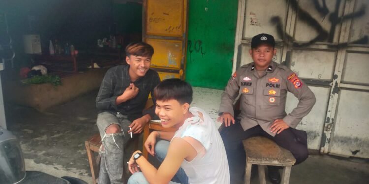 Bhabinkamtibmas Polsek Rangkasbitung Polres Lebak Sapa Pedagang Bakso di Kampung Lebong