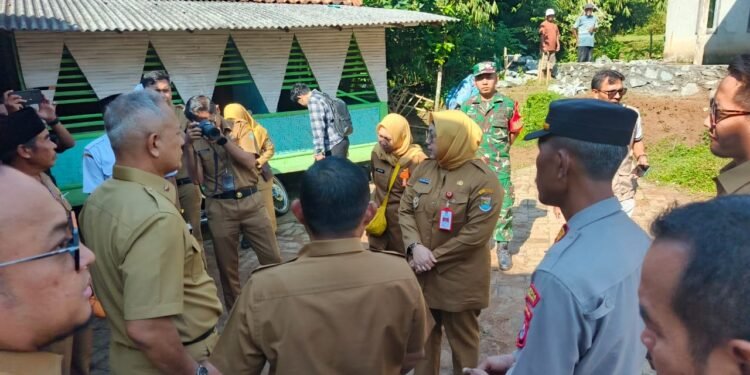 WAKIL BUPATI TANGERANG KUNJUNGI KORBAN BENCANA ANGIN PUTING BELIUNG DI DESA TABAN