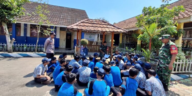 PEMBINAAN KARAKTER SISWA SMPN 3 TIGARAKSA OLEH TIGA PILAR KAMTIBMAS DI WILKUM POLSEK TIGARAKSA