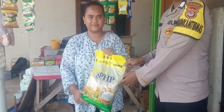 Polsek Kronjo Gelar Gerakan Pangan Murah di Kronjo