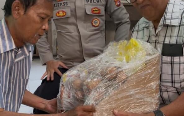 Wujud Kepedulian, Aiptu Purn Alexander Mogot  Terima Bantuan Paket Sembako dan Santunan dari PP Polri Lebak