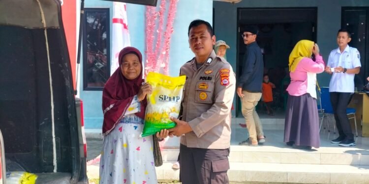 Polsek Kronjo Gelar Gerakan Pangan Murah di Cijeruk