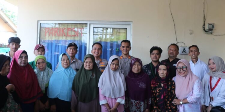 Kapolres Lebak Polda Banten Bersama OKP Bakti Sosial di Kampung Barangbang