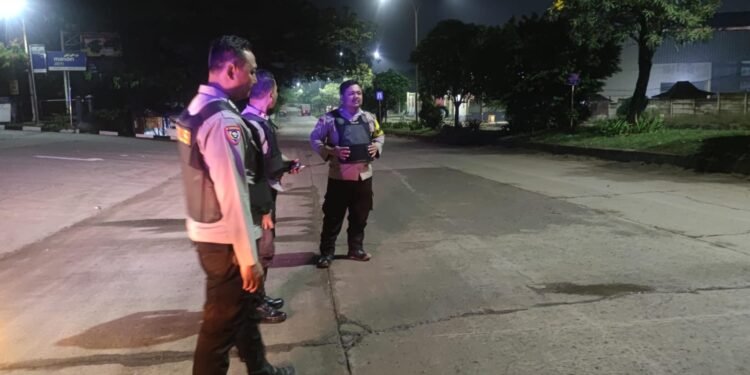 Wujudkan Keamanan lingkungan, Polsek Cibeber Lakukan Patroli Malam di Wilkum Polsek Cibeber