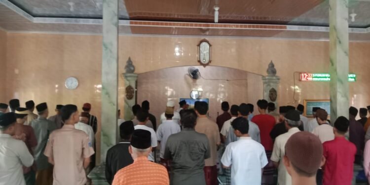 Kapolsek Cimarga Polres Lebak Bersama Masyarakat Cimarga Melaksanakan Sholat Ghaib Untuk Keselamatan Bangsa Dan Negara Indonesia