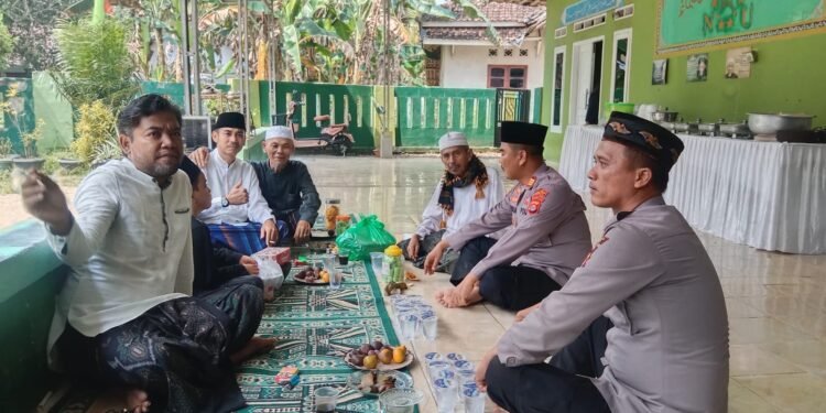 Kapolsek Cimarga Polres Lebak Silaturahmi Dengan Tokoh Agama Di Ponpes Riyadalussibiyan Cimarga