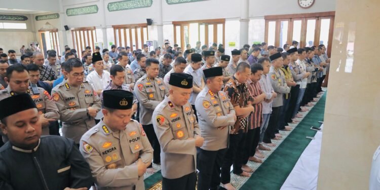 Polda Banten Laksanakan Sholat Ghoib untuk Korban Ojol Affan Kurniawan