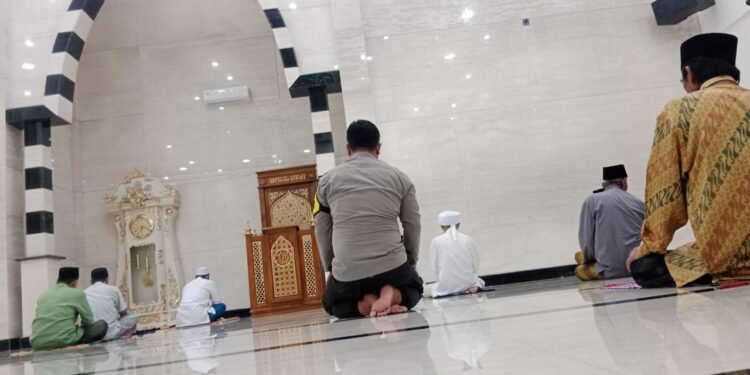 Anggota Bhabinkamtibmas Polsek Cibeber Sholat Subuh Berjama’ah Dimasjid Cibeber