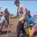 Kapolsek Rangkasbitung Bersama Kasubag Binkar Polres Lebak Dan Kades  Rangkasbitung Timur Tanam  Jagung Hibrida Kuartal III 2025