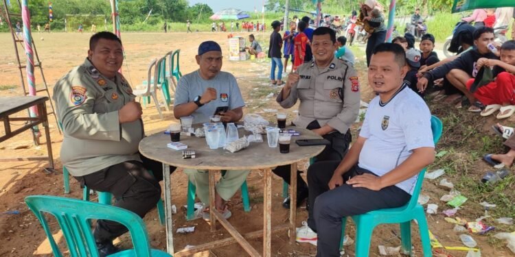 Anggota Polsek Rangkasbitung Polres Lebak Sambangi Kades Sangiangtanjung Sampaikan Pesan Kamtibmas