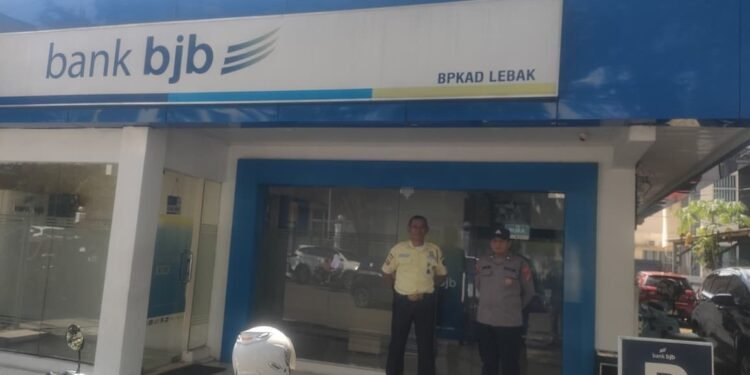 Kanit Sabhara Polsek Rangkasbitung Polres Lebak Giat Patroli Ke KCP Bank BJB Rangkasbitung