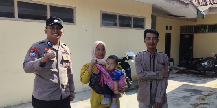 Humanis, Bhabinkamtibmas Polsek Cimarga Polres Lebak Silaturahmi Dengan Masyarakat Kampung Cilaki
