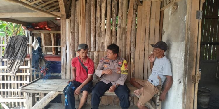 Wujudkan Kedekatan Dengan Warganya, Bhabinkamtibmas Polsek Cimarga Polres Lebak Hampiri Warga Cicae