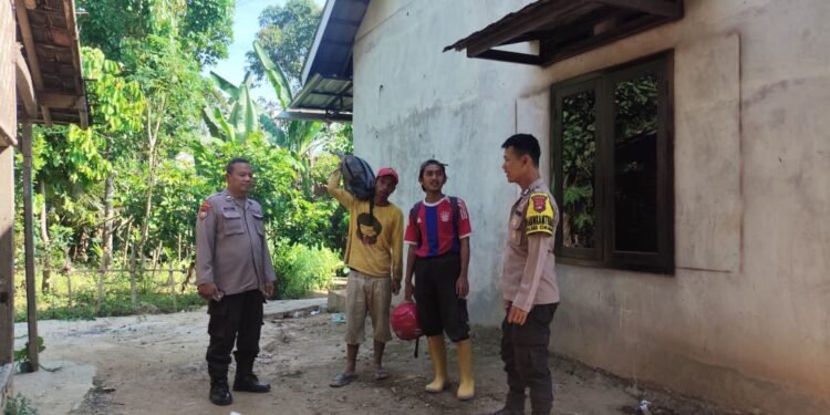 Kanit Binmas Polsek Cimarga Polres Lebak Sambangi Warga Sudamanik, Sampaikan Pesan-Pesan Kamtibmas