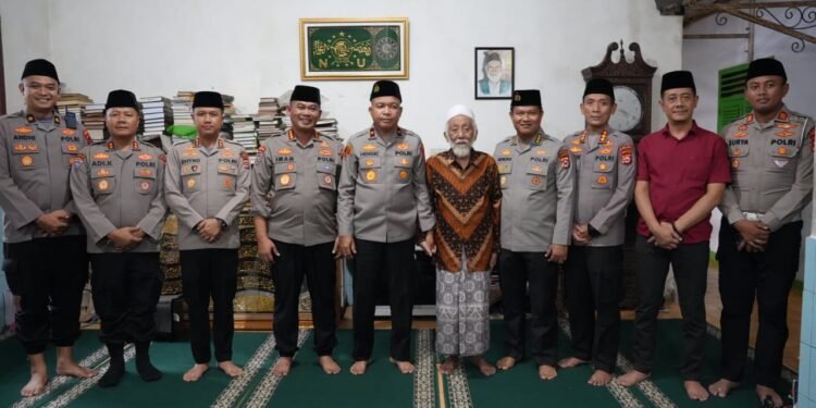 Silaturahmi Kapolda Banten dengan Abuya Muhtadi, Wujud Kedekatan Polri dan Ulama