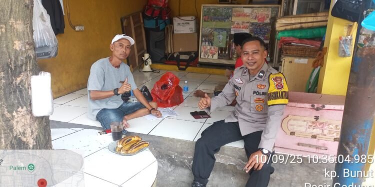 Bhabinkamtibmas Desa Pasir Gadung Sambang Ketua RT, Jalin Silaturahmi dan Sampaikan Himbauan Kamtibmas