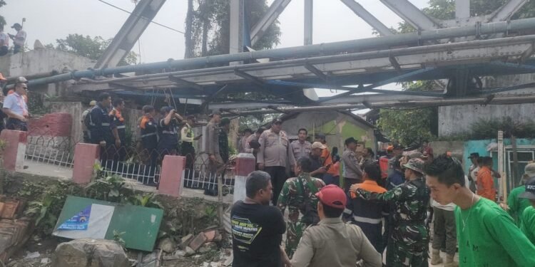 Polsek Rangkasbitung Polres Lebak Giat  Pengamanan Gabungan Penertiban Bangunan Liar di Lahan Milik PT.KAI