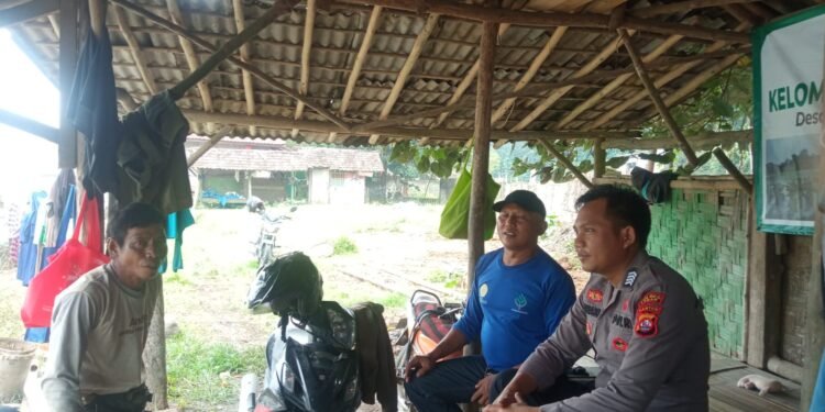 Bhabinkamtibmas Polsek Cimarga Polres Lebak Sambang Warga Sampaikan Himbauan Kamtibmas