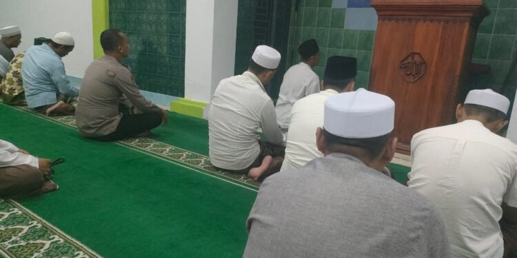 Anggota Polsek Cimarga Polres Lebak Melaksanakan  Sholat Subuh Berjamaah Di Mesjid At-Taqwa Cimarga