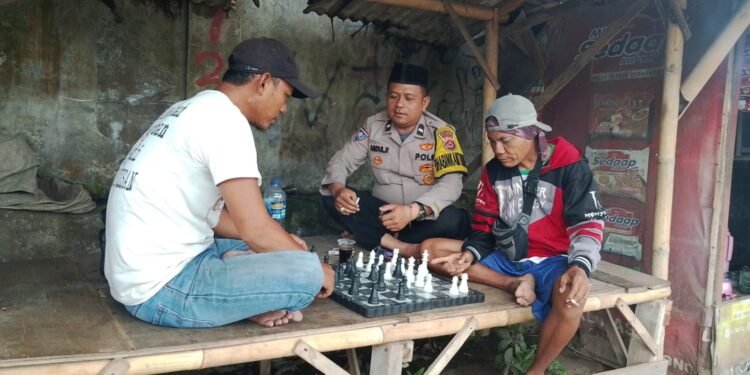 Bhabinkamtibmas Polsek Balaraja Melaksanakan Sambang & Ngariung di Desa Kubang Wilayah Hukum Polresta Tangerang