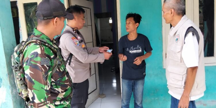 Bhabinkamtibmas Polsek Rangkasbitung Polres Lebak Dan Babinsa di Dampingi Ketua RT Melaksanakan Giat Pendataan KTP