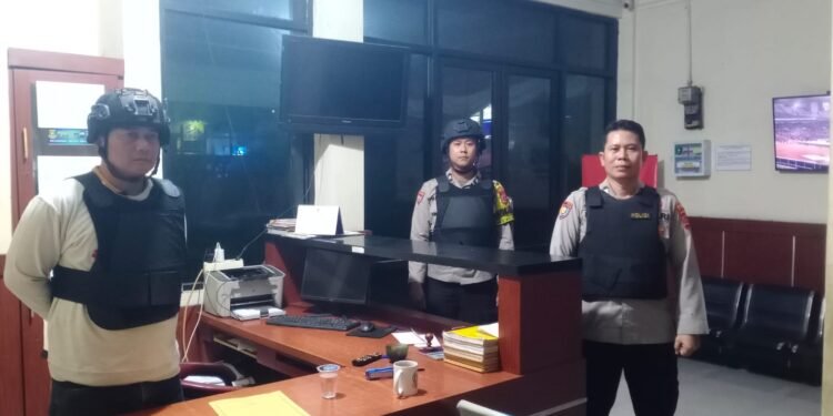 Penjagaan Ketat Mapolsek Pulomerak: Tamu Diperiksa, Keamanan Diutamakan