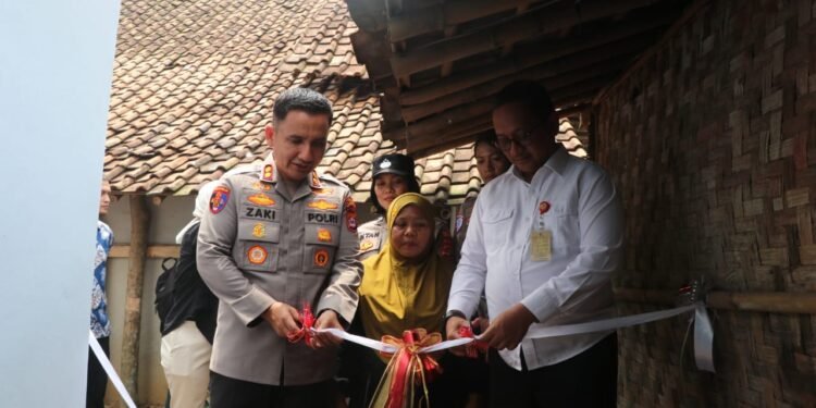 HUT Polwan ke-77, Kapolres Lebak Serah Secara Simbolis Serah terimakan Program Jamban kepada Penerima Manfaat