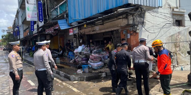 Pasca Banjir di Bali, Polisi Turun Bantu Warga Bersih-Bersih Lokasi Bencana
