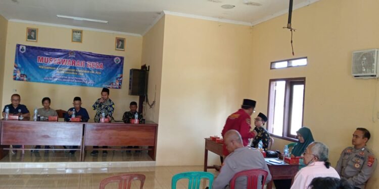 Kanit Binmas dan Bhabinkamtibmas Polsek Rangkasbitung Polres Lebak Hadiri Musdes di Desa Pasir Kupa